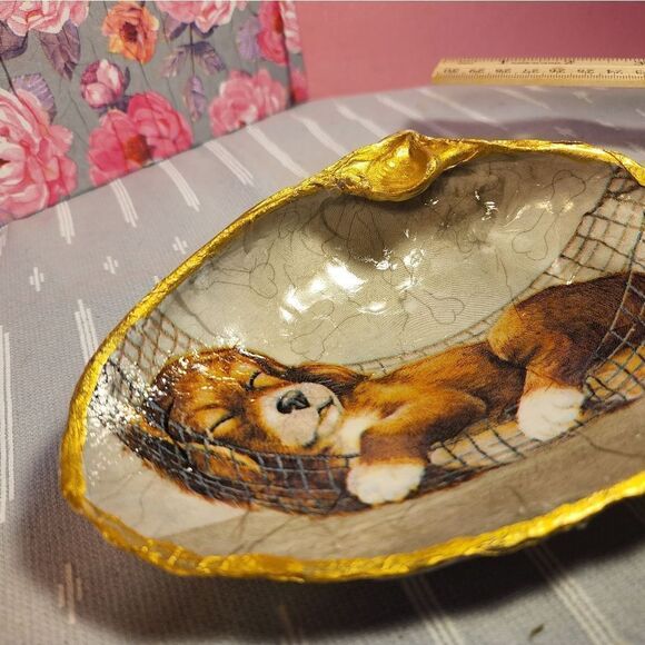 DECOUPAGE CLAM SHELL DECOUPAGE SLEEPING PUPPY ON A CLAM SHELL TRINKET DISH - Picture 5 of 10